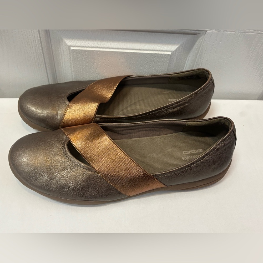Clarks Taupe  and Copper Flats with Minimalist Elastic Design Women Size 10